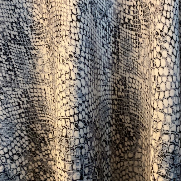 Gianni Bini silk style, satin like skirt, navy blue/white lizard print - Picture 2 of 5